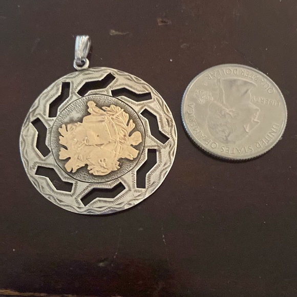 Guatemalan 900 Silver Pendant with Bird w/ Goldtone Center- Marked 900. Round - Picture 7 of 10